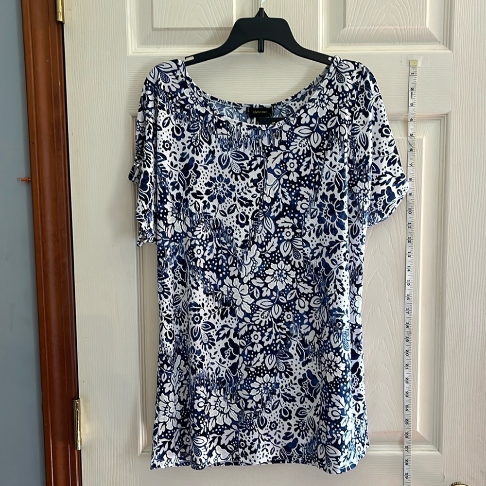 NWT-espresso-M-blue& white floral-cut out shoulders s/s with grommets top/blouse